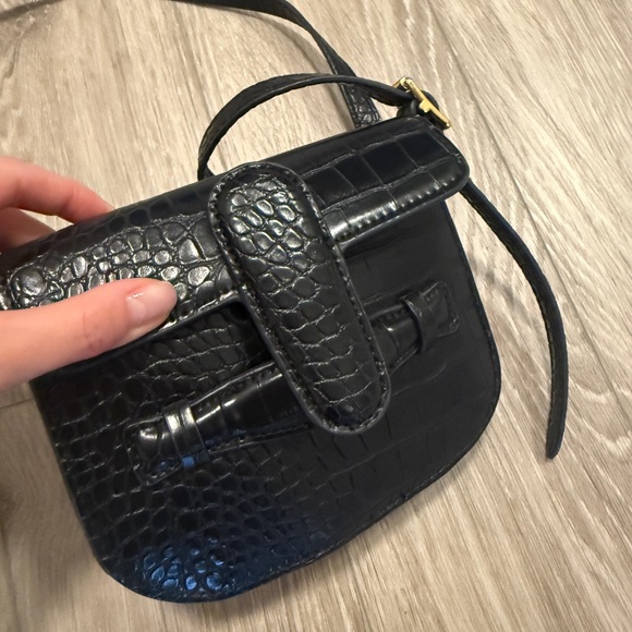 Black Croc-Embossed Crossbody Bag - Picture 9 of 9